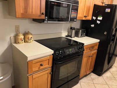 Restful King Beds, Walk to Town, Mountain View Patio