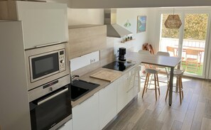 Kylskåp, mikrovågsugn, ugn och spishäll