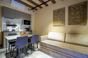 Dúplex de lujo, balcón, vistas al jardín | Cocina privada | Frigorífico, microondas, placa de cocina y utensilios de cocina