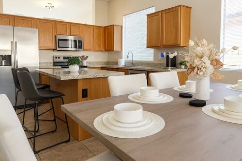 Near stadiums and sports complex, Peoria Oasis