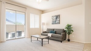 Living area - Near stadiums and sports complex, Peoria Oasis (Peoria)