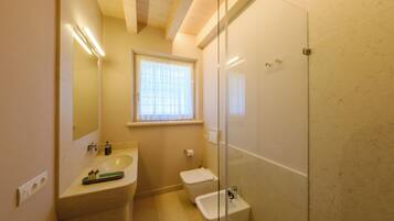 Douche, sèche-cheveux, bidet, serviettes fournies