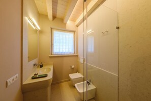 تجهيزات دش، مجففات شعر، مراحيض شطف، مناشف