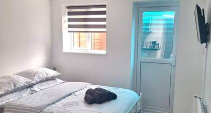 Cozy studio apartment near Heathrow