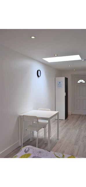 Dining - Cozy studio apartment near Heathrow (Northolt)