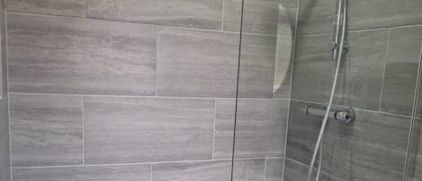Bidet, serviettes fournies, savon, papier de toilette