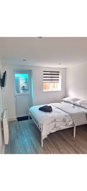 1 bedroom, WiFi, bed sheets - Delightful studio apartment close to Heathrow (Northolt)