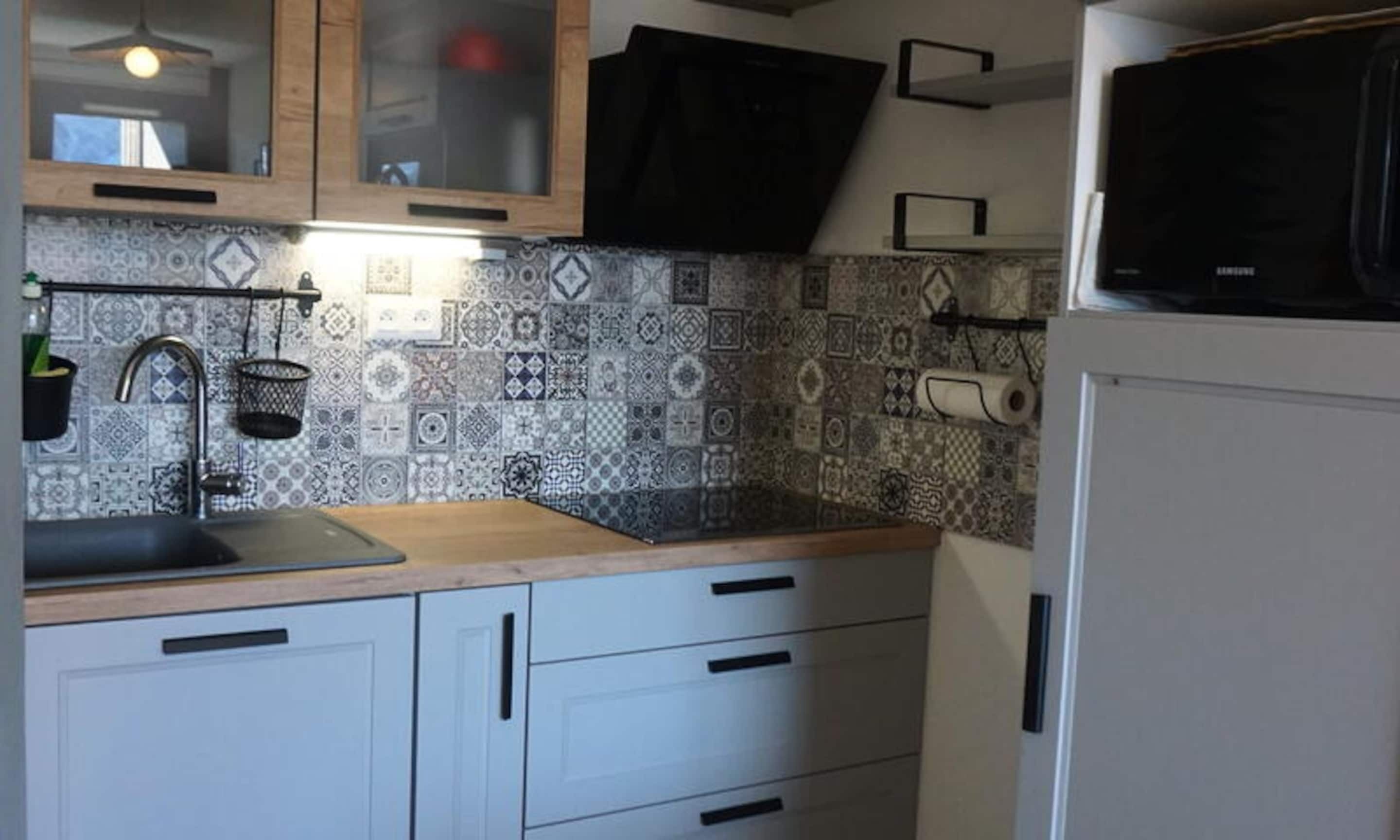 Fridge, microwave, coffee/tea maker, electric kettle