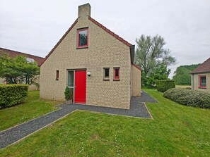 Exterior - Bungalow With Terrace and Lake Views (Ewijk)