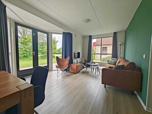 Living room - Bungalow With Terrace and Lake Views (Ewijk)