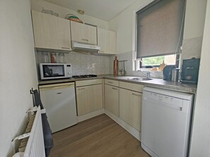 Private kitchen - Bungalow With Terrace and Lake Views (Ewijk)