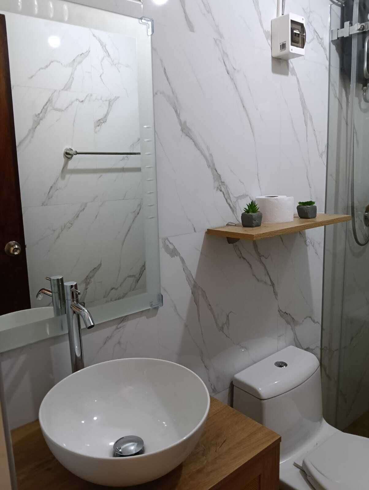 Een douche, een haardroger, handdoeken, zeep