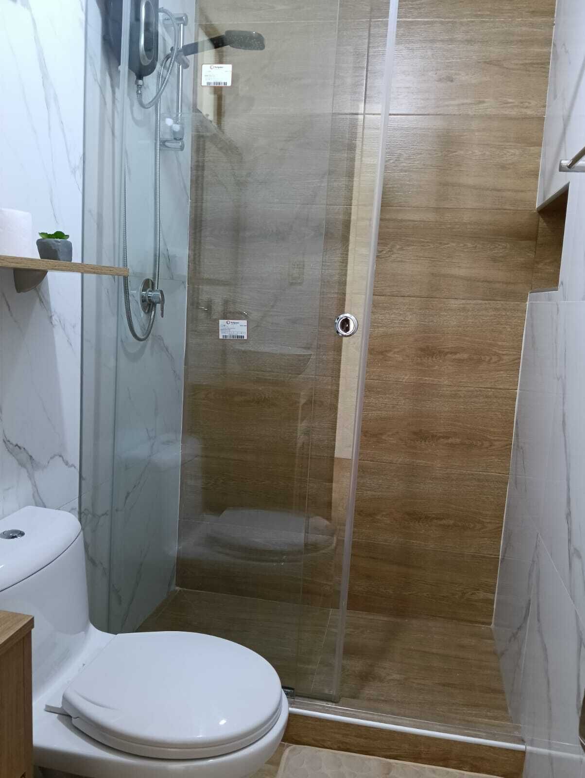 Douche, sèche-cheveux, serviettes fournies, savon