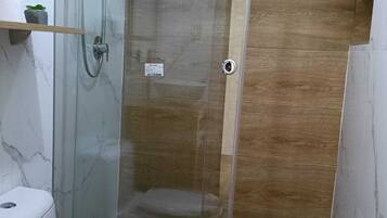 Douche, sĂšche-cheveux, serviettes fournies, savon