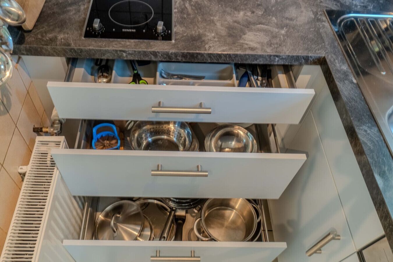 Réfrigérateur, micro-ondes, plaque de cuisson, lave-vaisselle