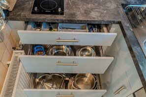 Een koelkast, een magnetron, een kookplaat, een vaatwasser