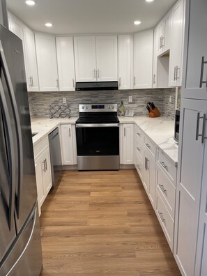 Mikrobølgeovn, ovn, kogeplade, opvaskemaskine