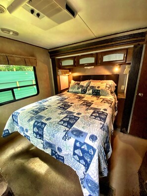 1 slaapkamer, een strijkplank/strijkijzer, wifi, beddengoed