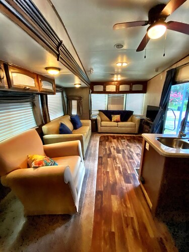 Nice 40’ RV with all modern conveniences, (full kitchen, bathroom, separate bedroom),  in private Resort/campground, pool, hot tub, sauna, clubhouse available to all guests.