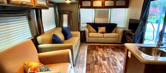 Nice 40’ RV with all modern conveniences, (full kitchen, bathroom, separate bedroom),  in private Resort/campground, pool, hot tub, sauna, clubhouse available to all guests.