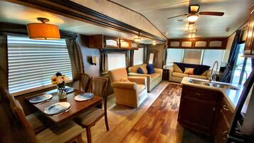 Een televisie, een tafeltennistafel en boeken