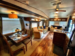 Een televisie, een tafeltennistafel en boeken