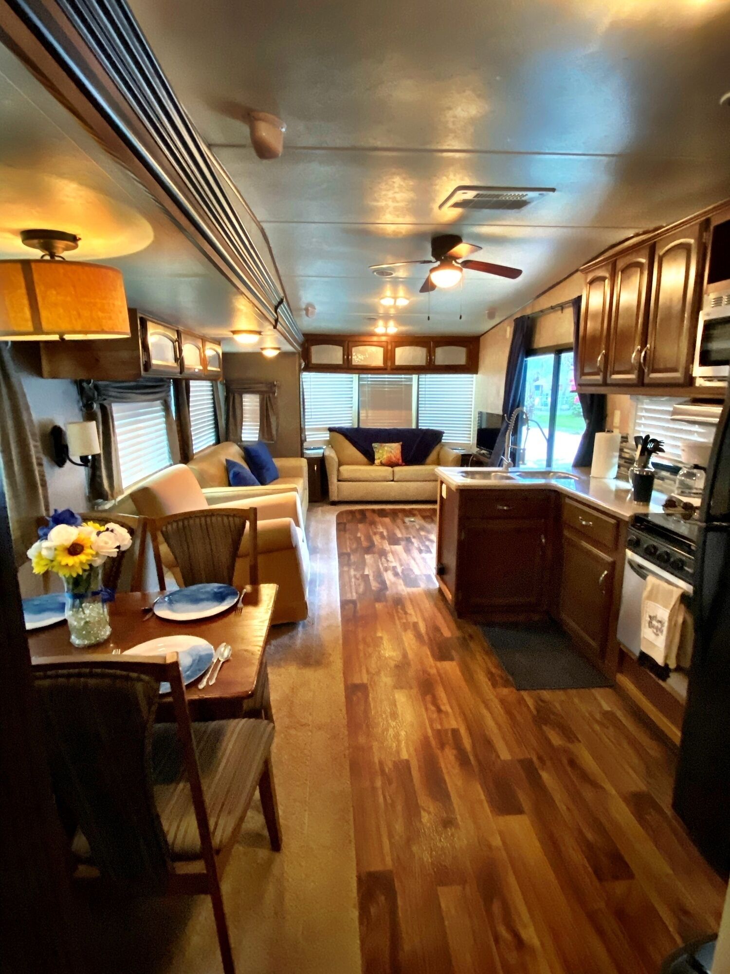 Télévision, table de tennis de table, livres