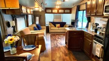 Fernseher, Tischtennisplatte, BĂŒcher