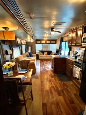 Fernseher, Tischtennisplatte, Bücher