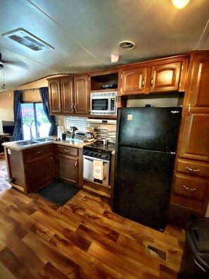 Een koelkast, een magnetron, een koffiezetapparaat/waterkoker