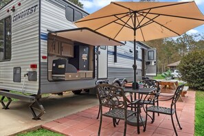 Outdoor dining - Super- fun camper with plenty of room for a full-size family, lots of comfy beds + full kitchen, bath, and separate bedroom for Mom & Dad.  There's even a nice patio with outdoor kitchen and seating area for barbecues, bacon & eggs in the morning, et (Pace)