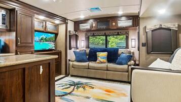 Télévision, cheminée, table de tennis de table, livres