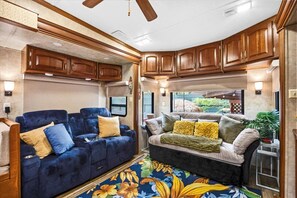 Una televisión, una chimenea, una mesa de tenis de mesa, libros