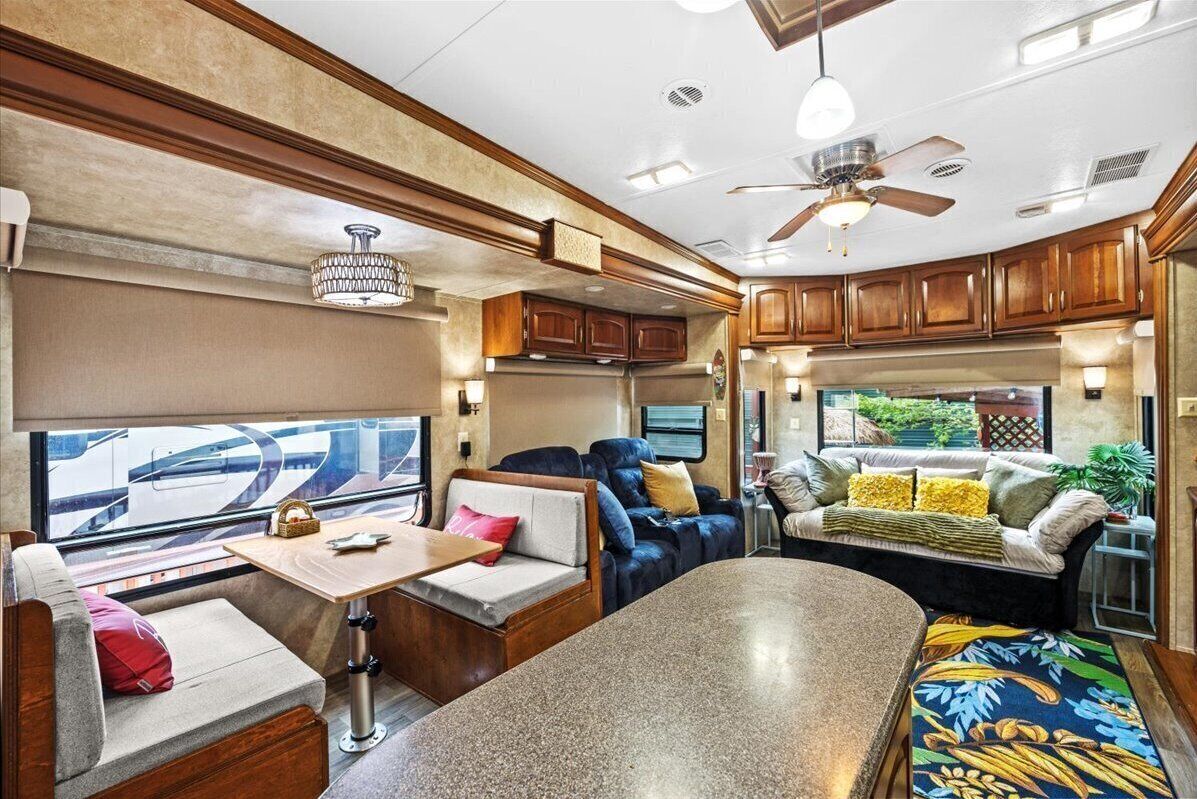 電視、壁爐、乒乓球設施、書籍