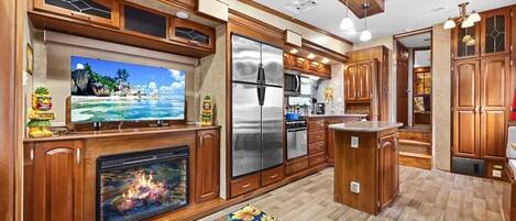 ثلاجة، ميكروويف، فرن، موقد طهي مسطح