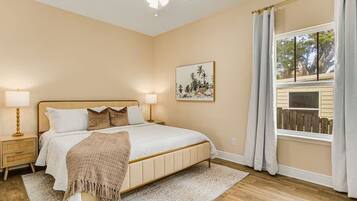 3 habitaciones, tabla de planchar con plancha, wifi y ropa de cama