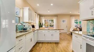 Microondas, horno, parrilla de estufa y lavavajillas