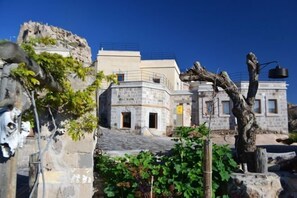 Property grounds - Helike Cave Suites (Tekelli Mahallesi)