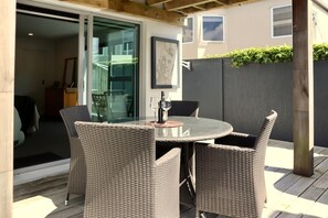 تناول الطعام بالخارج