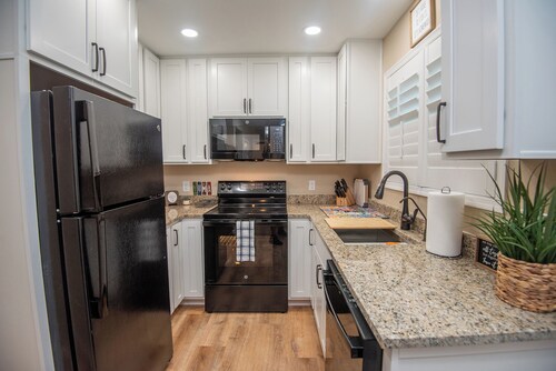 Charming 1-Bedroom with AC, private yard, & full kitchen