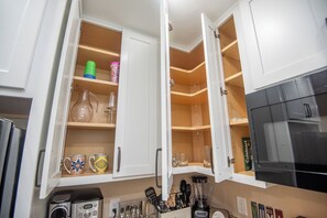 Interior - Charming 1-Bedroom with AC, private yard, & full kitchen (Yuma)