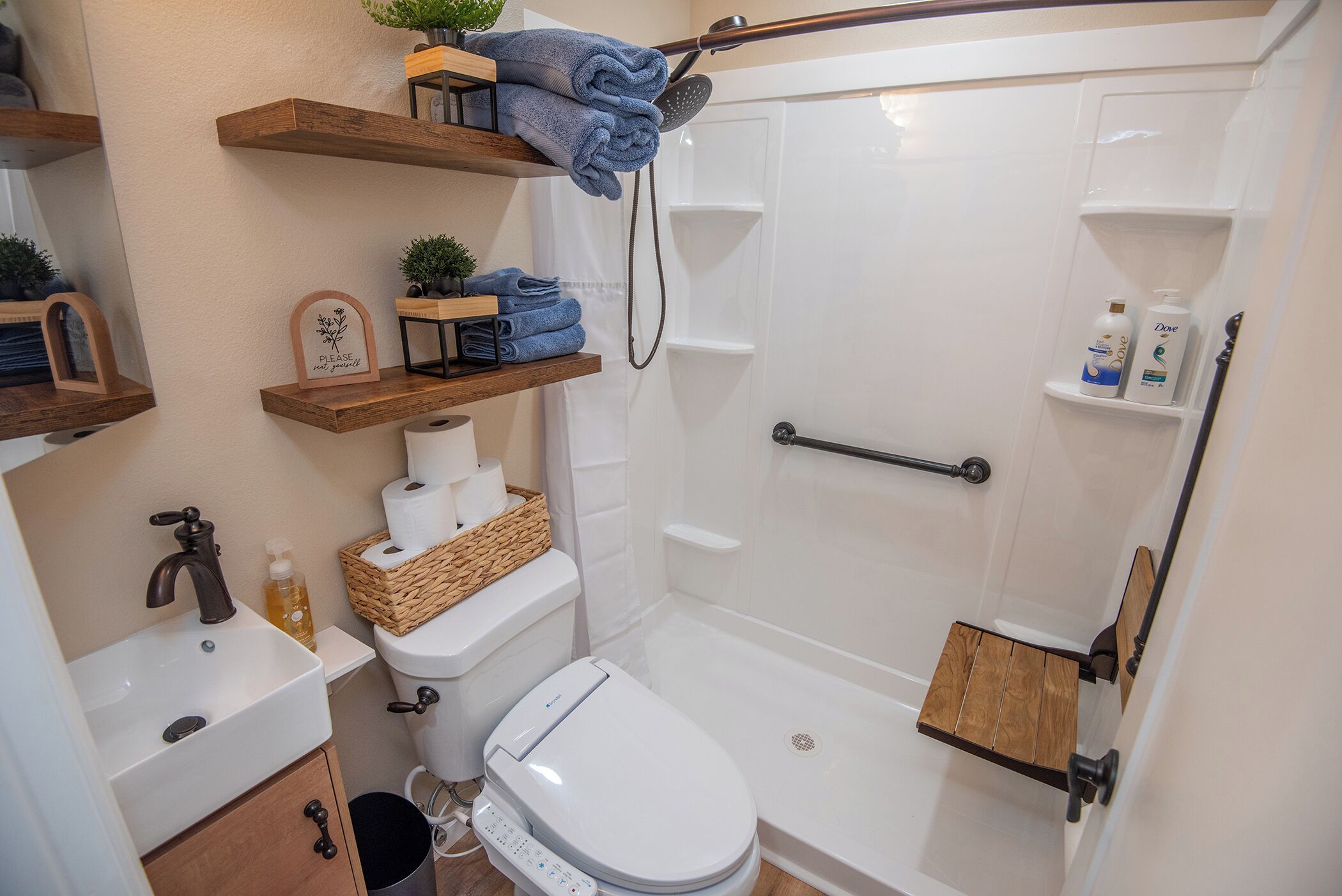 Douche, sèche-cheveux, bidet, serviettes fournies