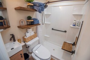 Douche, sèche-cheveux, bidet, serviettes fournies