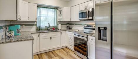 Fridge, microwave, stovetop, dishwasher