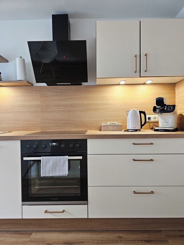 ثلاجة، ميكروويف، فرن، موقد طهي مسطح