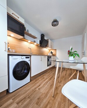 ثلاجة، ميكروويف، فرن، موقد طهي مسطح