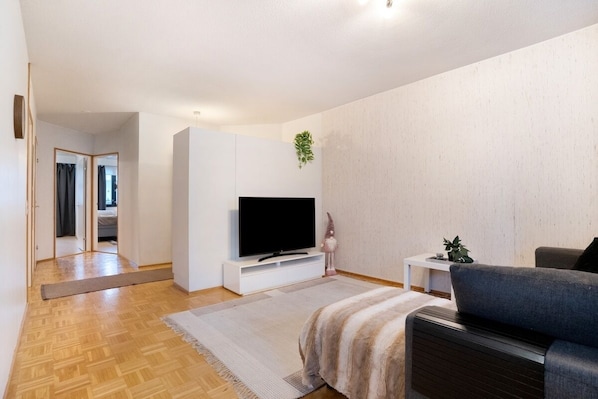 2 bedrooms, internet, bed sheets