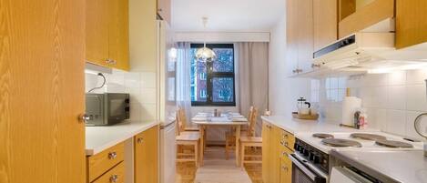 Een koelkast, een magnetron, een kookplaat, een vaatwasser