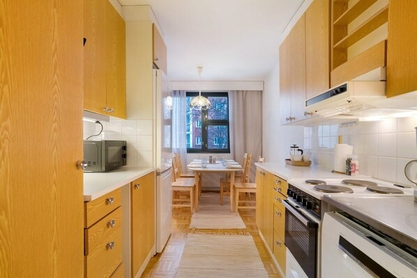 Geladeira, micro-ondas, cooktop, lava-louças