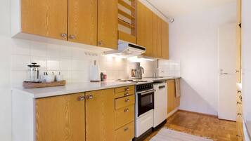 Fridge, microwave, stovetop, dishwasher